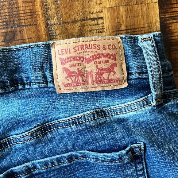 Levi’s Mid Length Jean Shorts - Picture 4 of 6